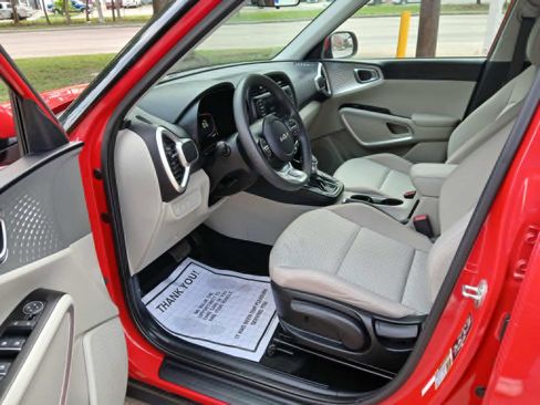 Used 2023 Kia Soul LX FWD image 9