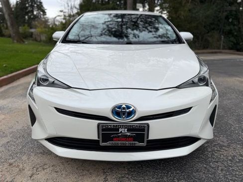 Used 2016 Toyota Prius Four image 2