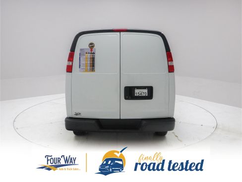 Used 2018 Chevrolet Express 3500 w/ Cold Climate Package RWD image 5