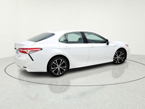 Used 2020 Toyota Camry SE w/ Sunroof Package image 9