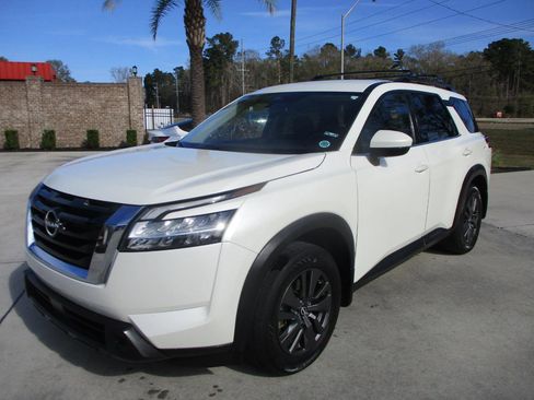 Used 2022 Nissan Pathfinder SV image 1