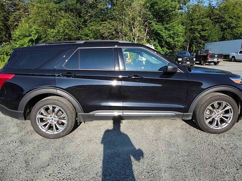 Used 2022 Ford Explorer XLT w/ Equipment Group 202A image 9
