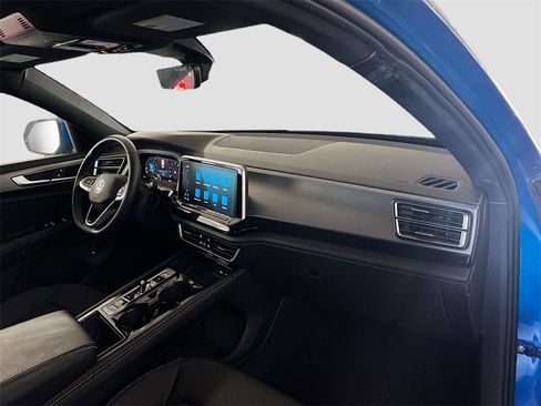 Used 2024 Volkswagen Atlas Cross Sport SE w/ Panoramic Sunroof Package image 29