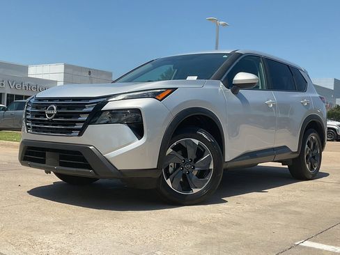 Used 2025 Nissan Rogue SV FWD image 2