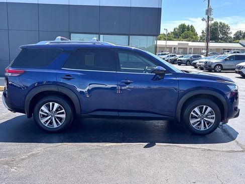 Used 2022 Nissan Pathfinder SL FWD image 2