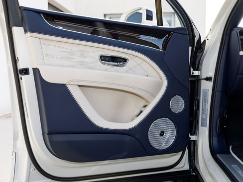 Used 2023 Bentley Bentayga Extended Wheelbase image 35