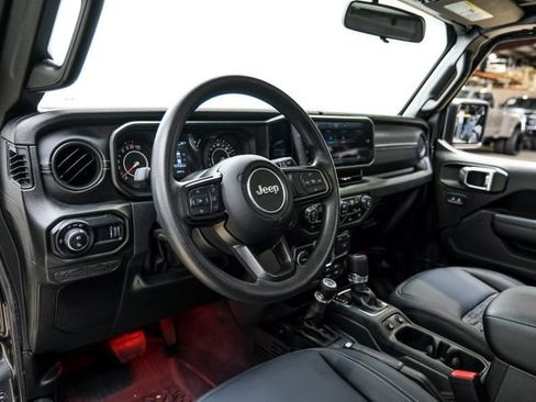 Used 2025 Jeep Gladiator Sport AWD/4WD image 16