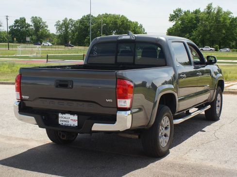 Used 2017 Toyota Tacoma SR5 w/ Tow Package RWD image 19