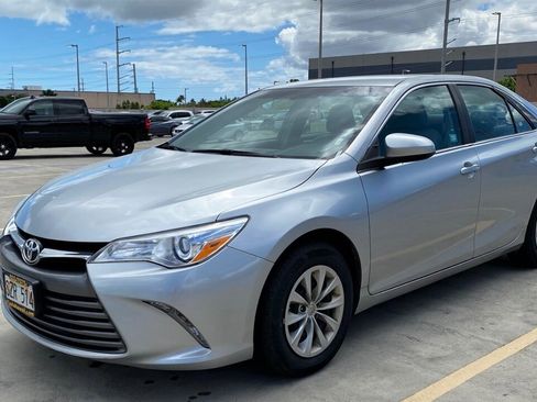 Used 2017 Toyota Camry LE FWD image 1