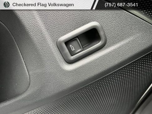 New 2025 Volkswagen Tiguan SE image 31