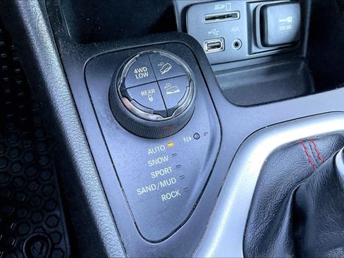 Used 2016 Jeep Cherokee Trailhawk w/ Comfort/Convenience Group AWD/4WD image 31