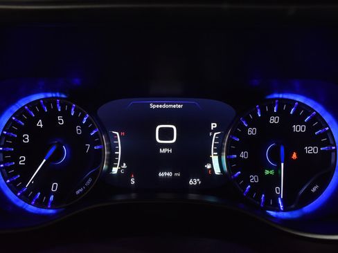 Used 2023 Chrysler Pacifica Touring-L FWD image 26