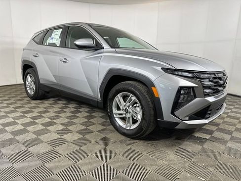 Used 2025 Hyundai Tucson SE image 2