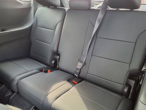 Used 2024 Chevrolet Traverse RS FWD image 18
