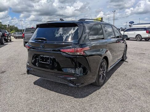Used 2025 Toyota Sienna XSE w/ XSE Plus Package FWD image 4