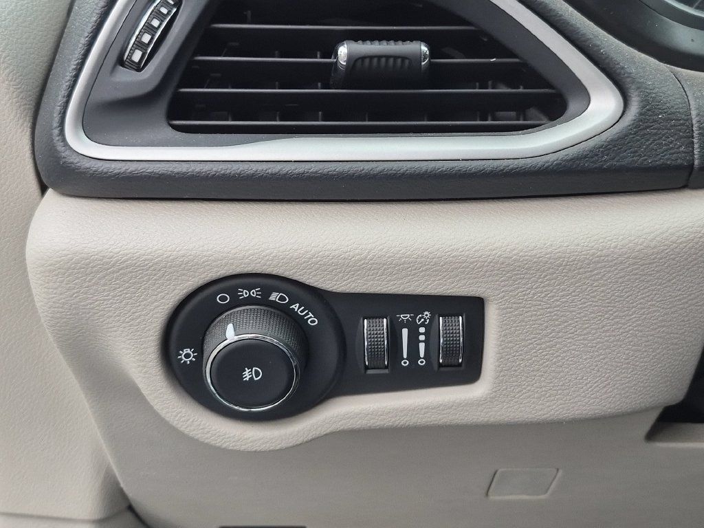 Used 2020 Chrysler Pacifica Touring-L FWD image 16
