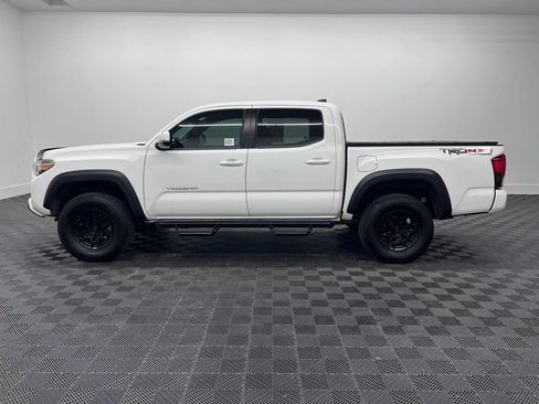 Used 2018 Toyota Tacoma TRD Off-Road AWD/4WD image 2