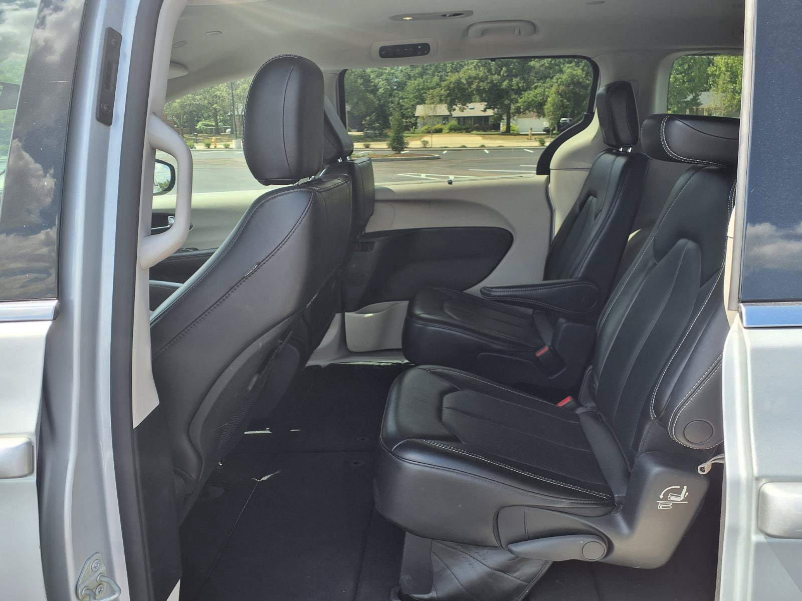 Used 2023 Chrysler Pacifica Touring-L FWD image 27