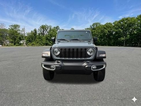 Used 2024 Jeep Gladiator Sport AWD/4WD image 3