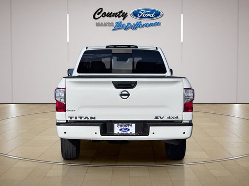 Used 2022 Nissan Titan SV image 11