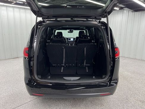 Used 2026 Chrysler Pacifica Limited w/ Uconnect Theater Family Group image 9
