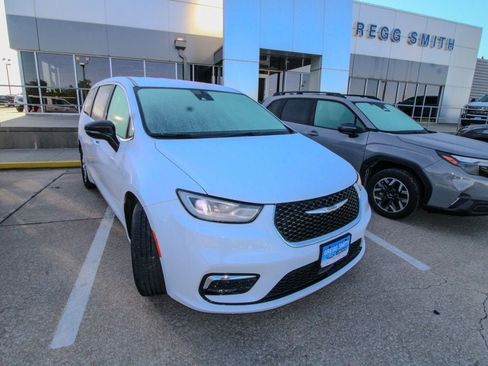Used 2024 Chrysler Pacifica Touring-L FWD image 2