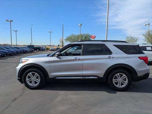 Used 2022 Ford Explorer XLT w/ Equipment Group 202A image 2