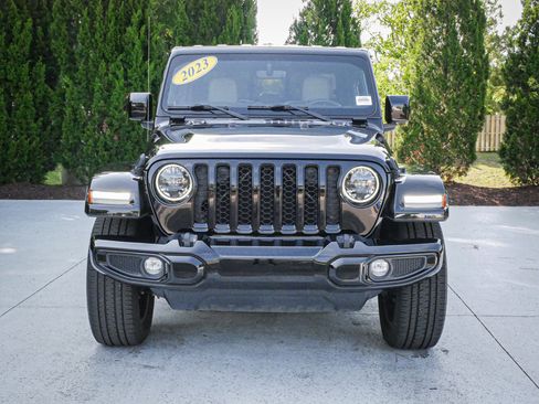Used 2023 Jeep Gladiator Overland AWD/4WD image 3