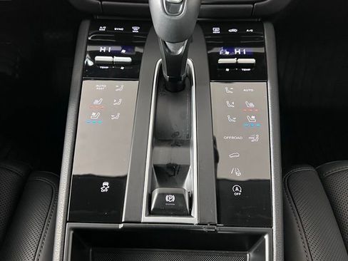 Certified 2026 Porsche Macan AWD/4WD image 37