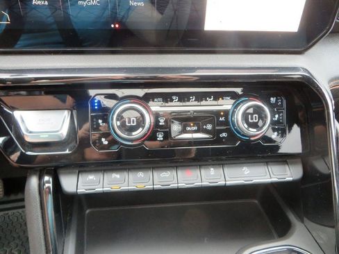 Used 2024 GMC Sierra 1500 AT4 w/ Technology Package AWD/4WD image 21
