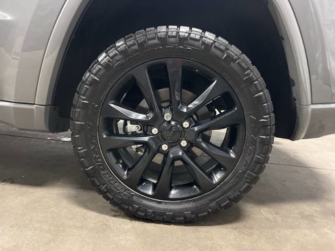 Used 2022 Jeep Grand Cherokee Laredo X image 10