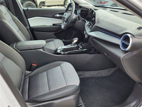 Certified 2025 Chevrolet Trax LT w/ Driver Confidence Package image 15