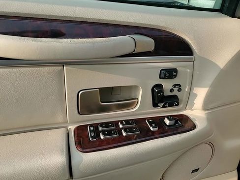 Used 2006 Lincoln Town Car Signature L image 12