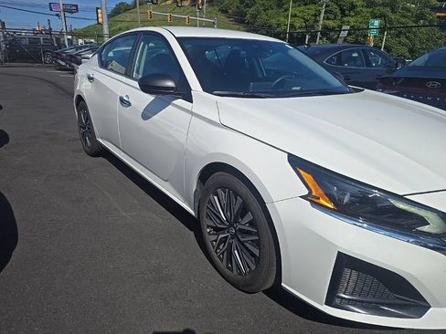 Used 2025 Nissan Altima 2.5 SV FWD image 2
