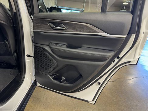 Used 2023 Jeep Grand Cherokee Limited AWD/4WD image 39