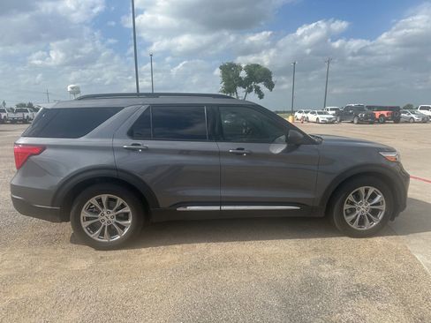 Used 2022 Ford Explorer XLT w/ Equipment Group 202A RWD image 6