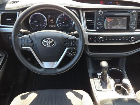 Used 2018 Toyota Highlander LE FWD image 14