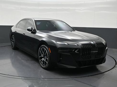 Used 2025 BMW 740i xDrive AWD/4WD image 8