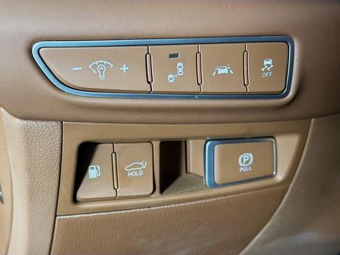 Used 2022 Genesis G90 3.3T Premium RWD image 17