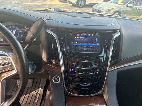 Used 2017 Cadillac Escalade ESV Premium Luxury RWD image 18