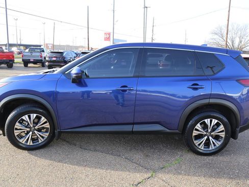 Used 2021 Nissan Rogue SV image 3
