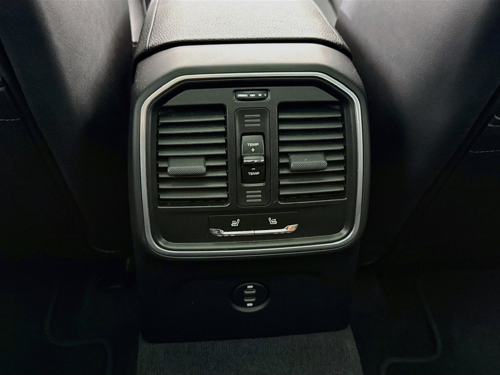 Certified 2025 Porsche Macan AWD/4WD image 27