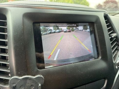 Used 2019 Jeep Cherokee Latitude Plus AWD/4WD image 4
