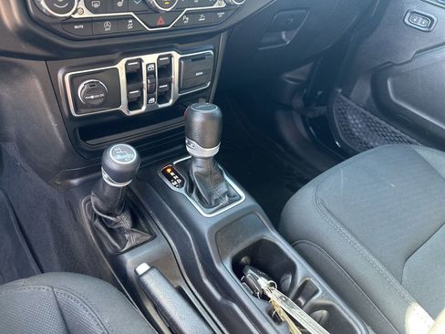 Used 2022 Jeep Gladiator Willys image 36