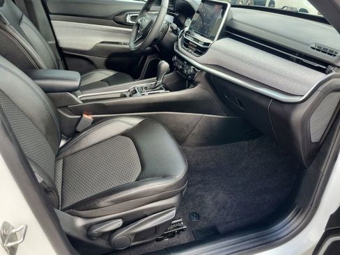 Used 2025 Jeep Compass Latitude AWD/4WD image 15