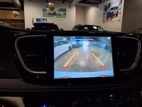 Certified 2024 Chrysler Pacifica Touring-L image 22