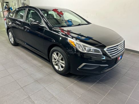 Used 2017 Hyundai Sonata SE FWD image 2