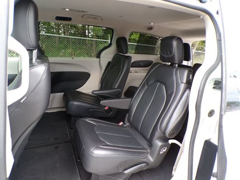 Used 2022 Chrysler Pacifica Touring-L FWD image 16