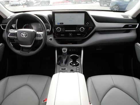 Certified 2025 Toyota Highlander XLE AWD/4WD image 10