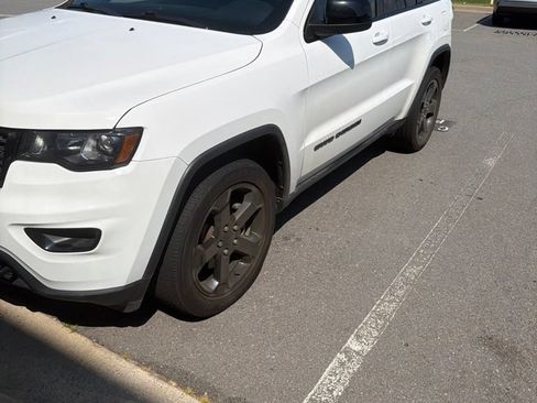 Used 2019 Jeep Grand Cherokee Laredo RWD image 1